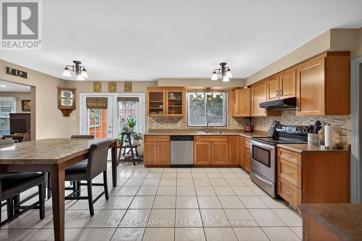 208 Meadowbrook Drive E, Hamilton, Ontario  L9G 4P5 - Photo 10 - X12873818