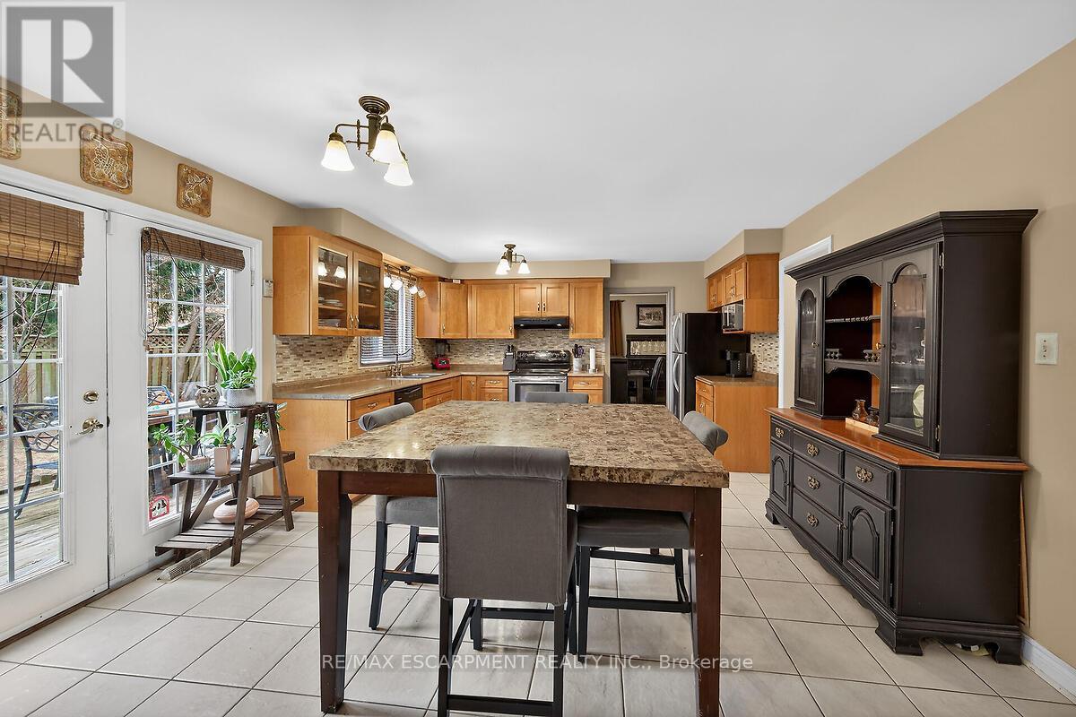 208 Meadowbrook Drive E, Hamilton, Ontario  L9G 4P5 - Photo 12 - X12873818