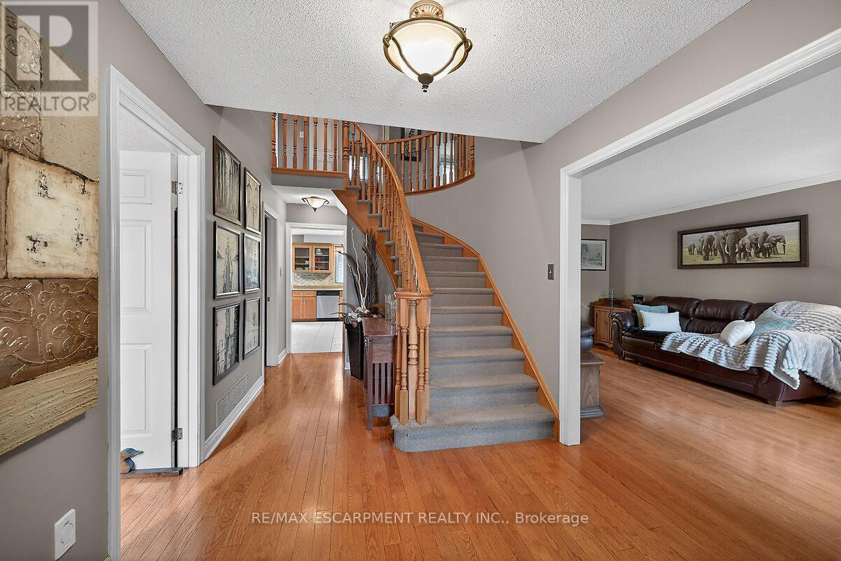 208 Meadowbrook Drive E, Hamilton, Ontario  L9G 4P5 - Photo 4 - X12873818