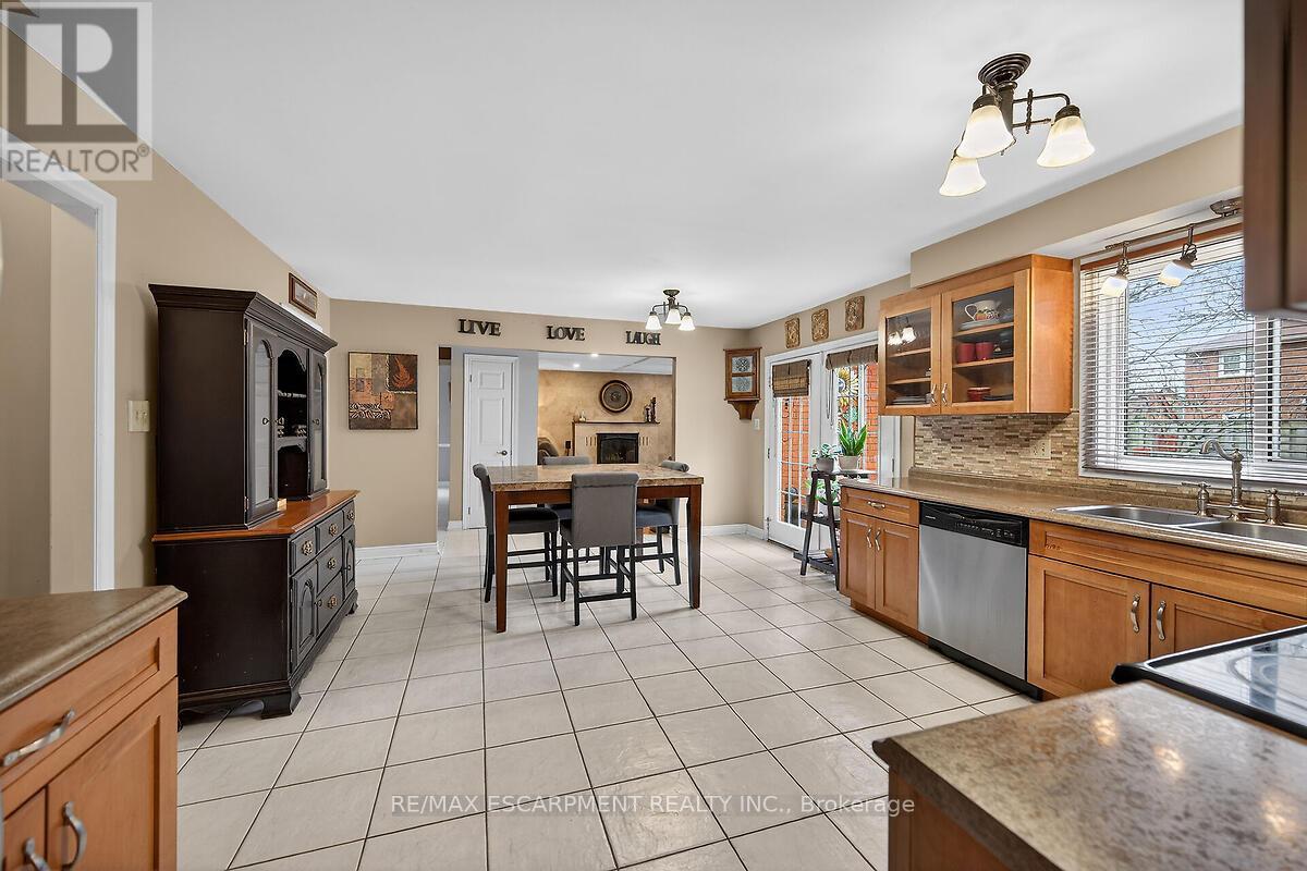 208 Meadowbrook Drive E, Hamilton, Ontario  L9G 4P5 - Photo 9 - X12873818