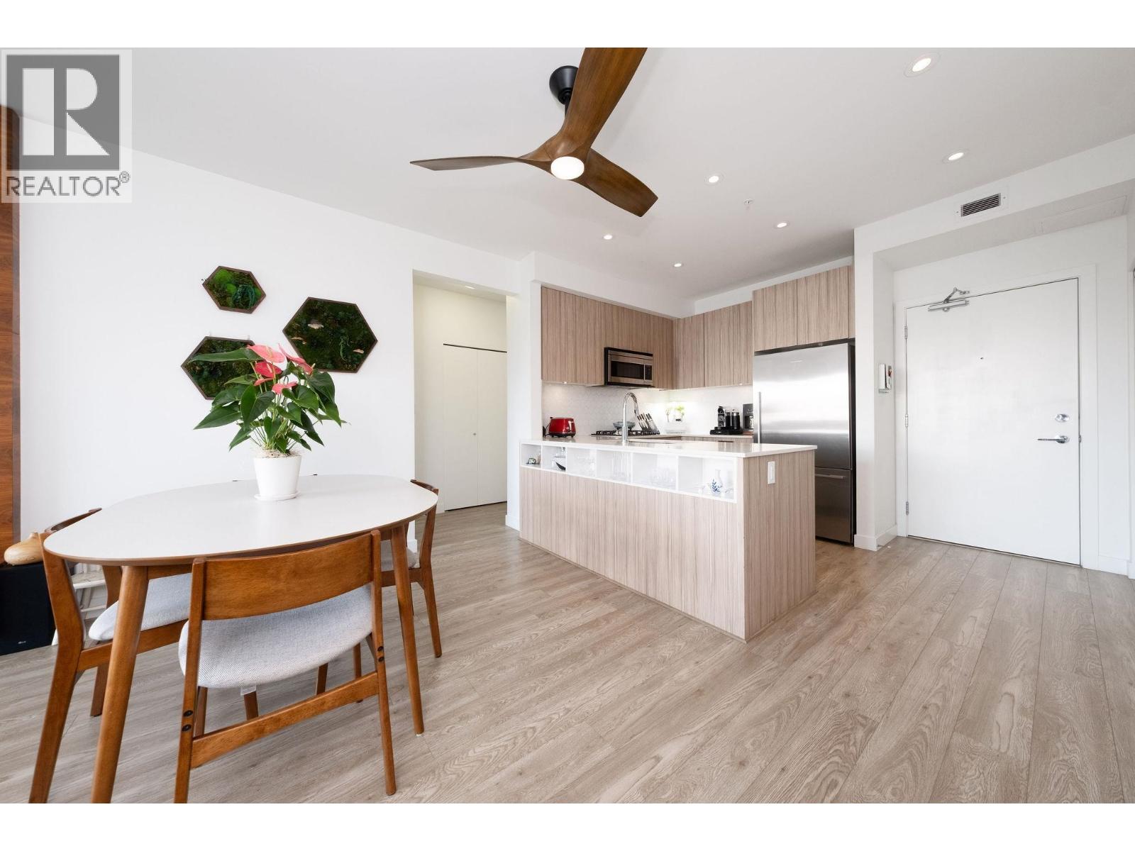 404 1061 Marine Drive, North Vancouver, British Columbia  V7P 1S6 - Photo 2 - R3099071