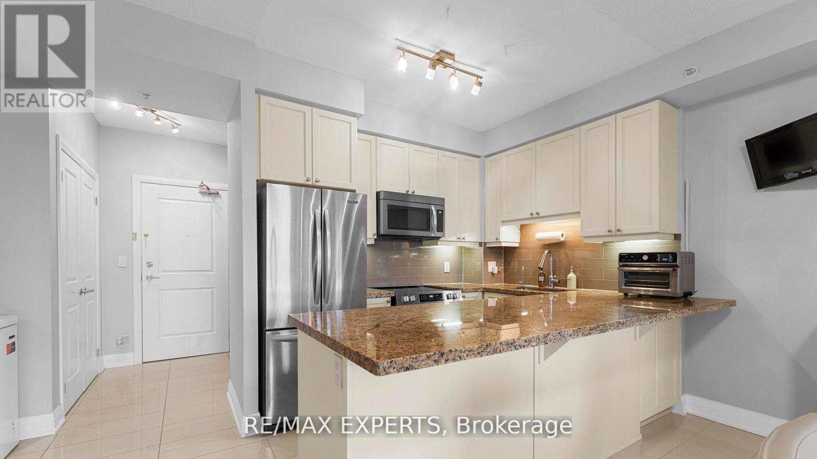 201 - 12 Woodstream Boulevard, Vaughan, Ontario  L4L 8C4 - Photo 5 - N12873860