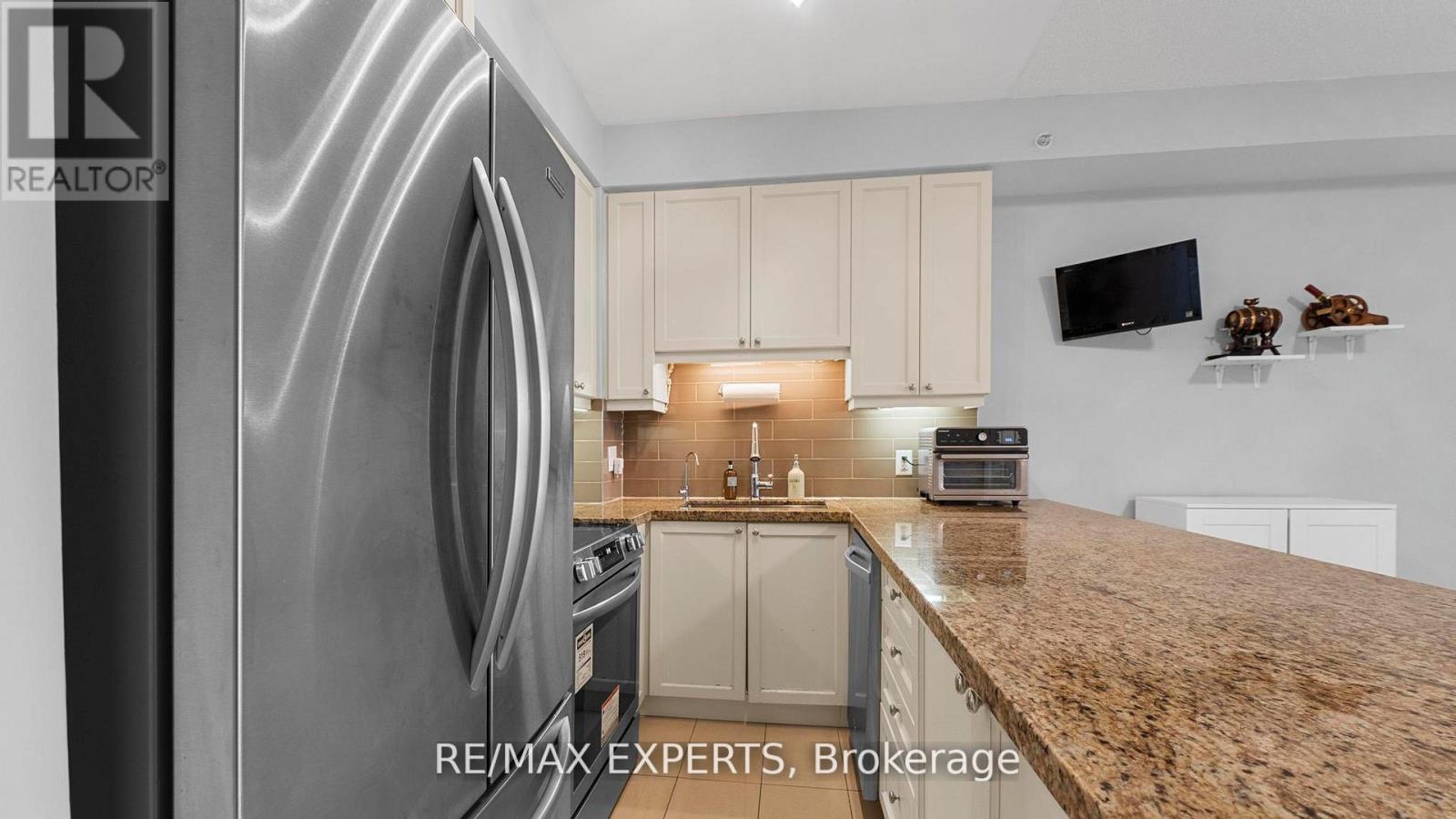 201 - 12 Woodstream Boulevard, Vaughan, Ontario  L4L 8C4 - Photo 6 - N12873860