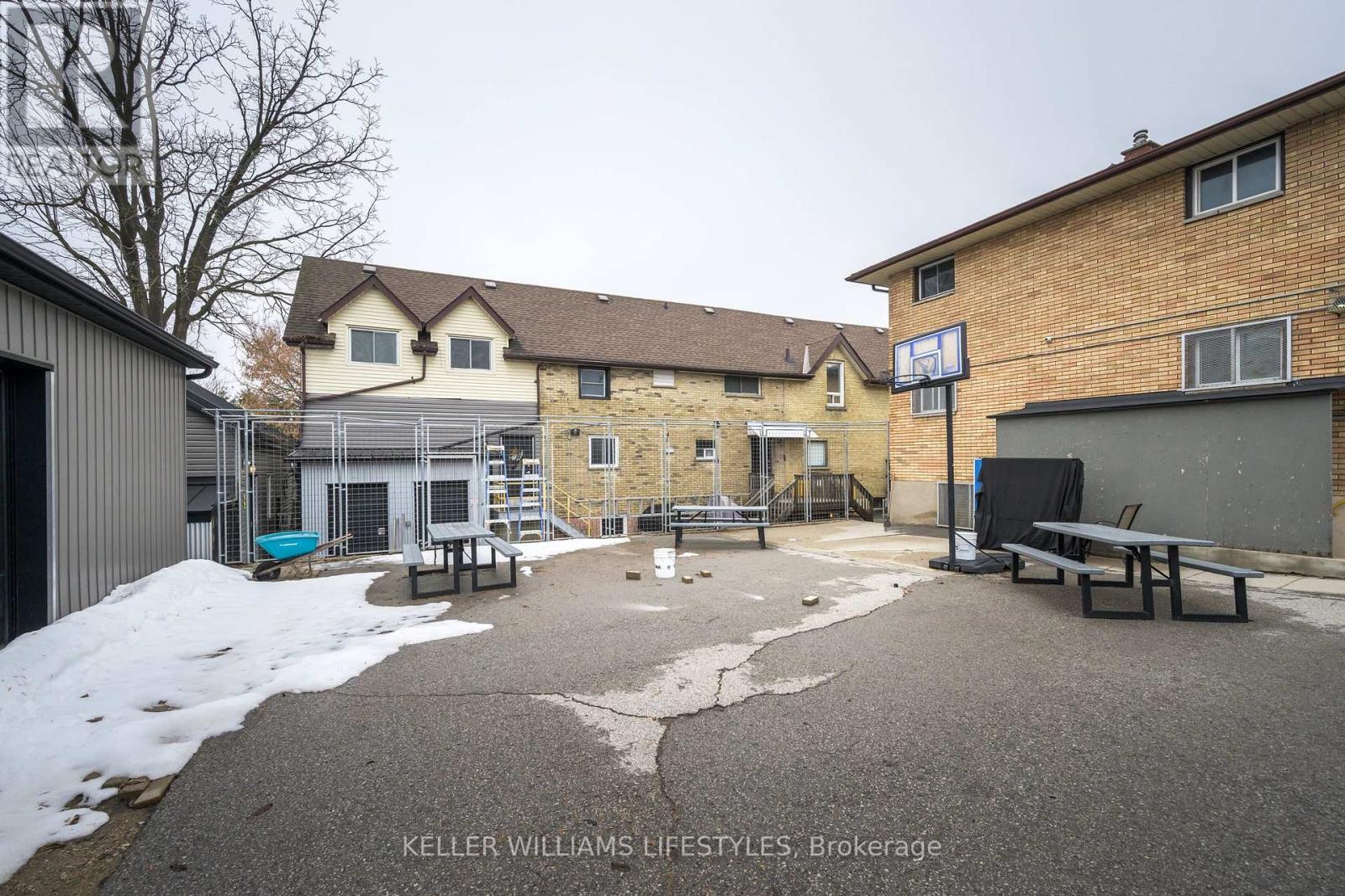 1235 Dundas Street, London East (East M), Ontario  N5W 3B1 - Photo 4 - X12860966