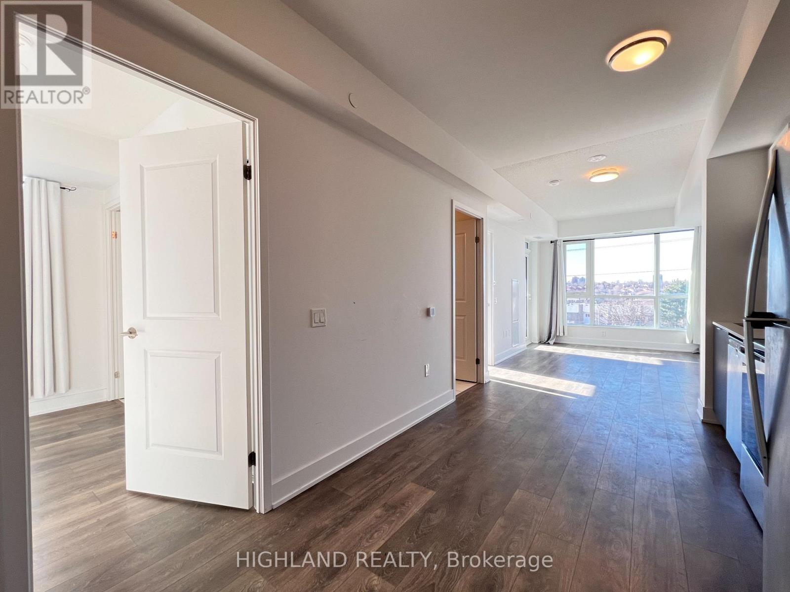 404 - 204 Burnhamthorpe Road E, Mississauga (Mississauga Valleys), Ontario  L5A 4L4 - Photo 2 - W12843048