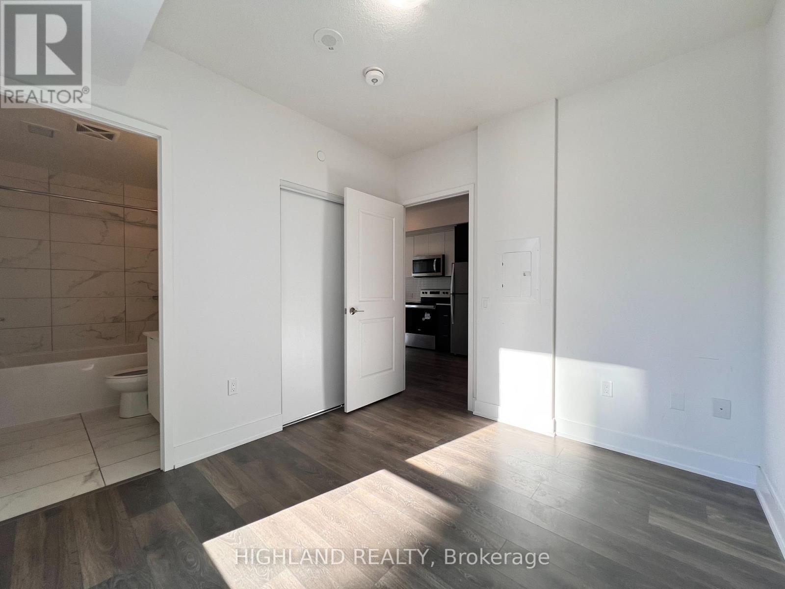 404 - 204 Burnhamthorpe Road E, Mississauga (Mississauga Valleys), Ontario  L5A 4L4 - Photo 25 - W12843048