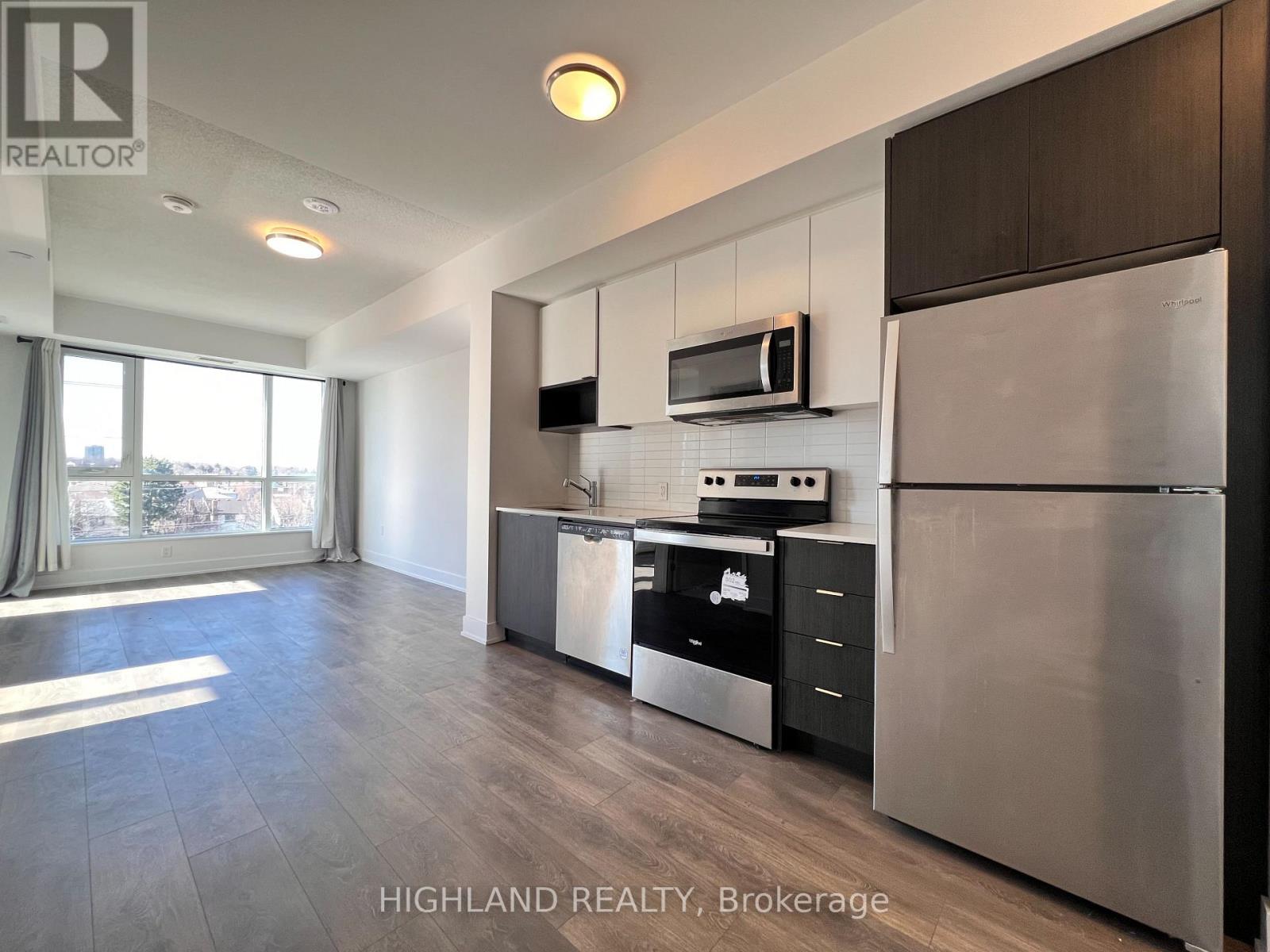 404 - 204 Burnhamthorpe Road E, Mississauga (Mississauga Valleys), Ontario  L5A 4L4 - Photo 3 - W12843048