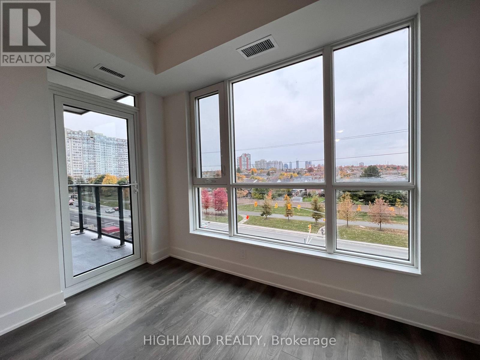 404 - 204 Burnhamthorpe Road E, Mississauga (Mississauga Valleys), Ontario  L5A 4L4 - Photo 5 - W12843048