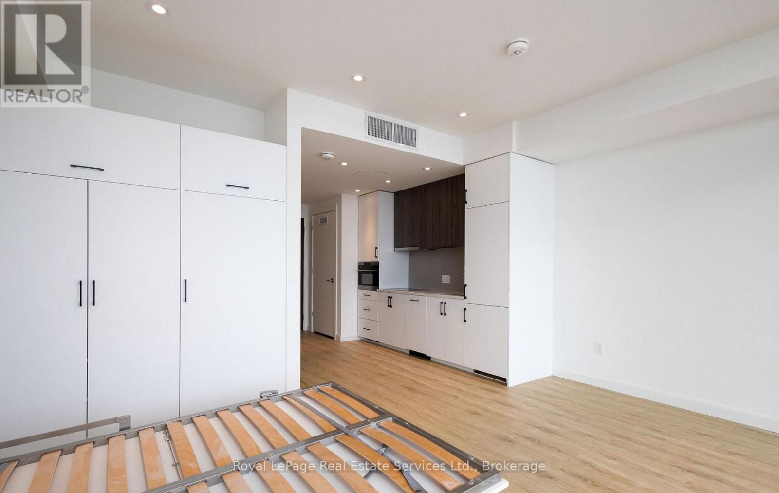 1610 - 741 King Street, Kitchener, Ontario  N2G 1E3 - Photo 3 - X12873926