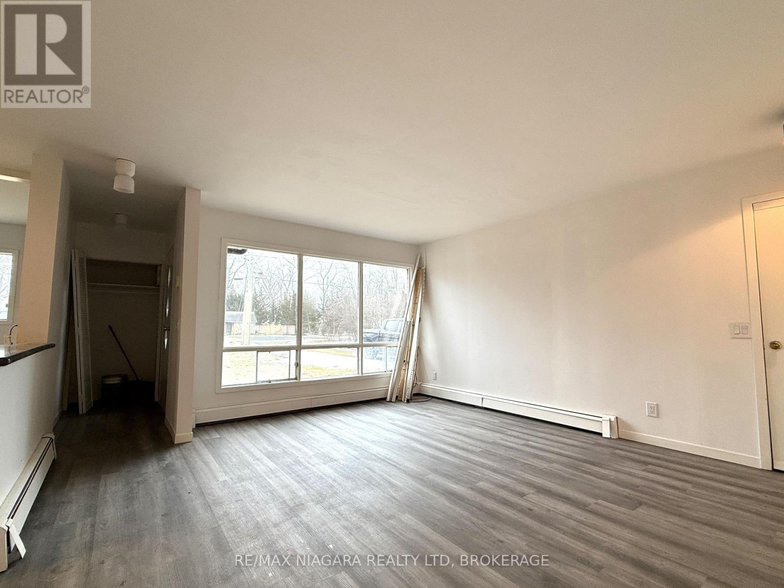 1544 Stockton Lane, Fort Erie, Ontario  L2A 6M8 - Photo 2 - X12873920