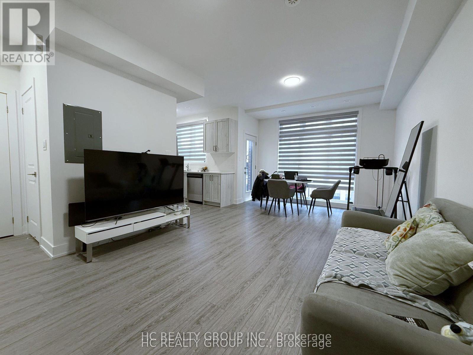 6 - 3 Bond Crescent, Richmond Hill, Ontario  L4E 1J4 - Photo 2 - N12873924