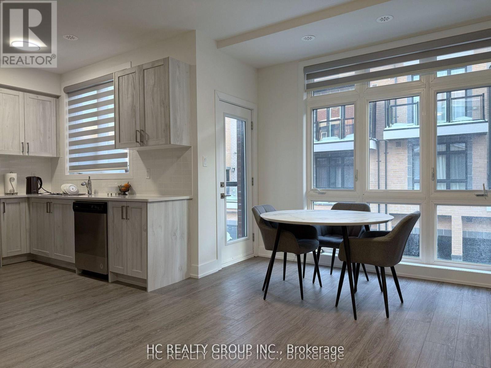 6 - 3 Bond Crescent, Richmond Hill, Ontario  L4E 1J4 - Photo 3 - N12873924