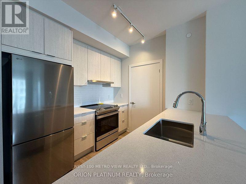 1401 - 430 Square One Drive, Mississauga, Ontario  L5B 3Y1 - Photo 5 - W12873912