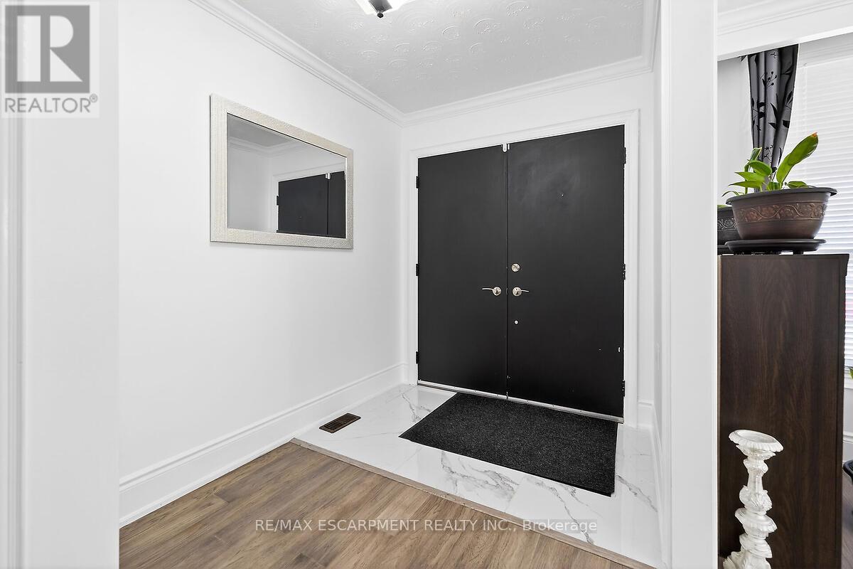 28 Tara Court, Hamilton, Ontario  L8K 6E6 - Photo 2 - X12873902