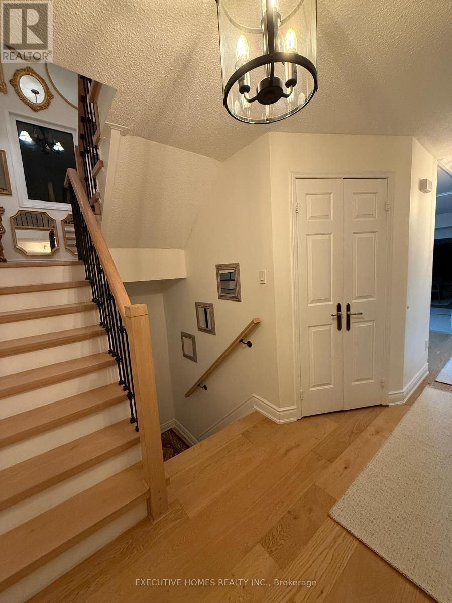 4388 Romfield Crescent, Mississauga, Ontario  L5M 4K9 - Photo 6 - W12858396