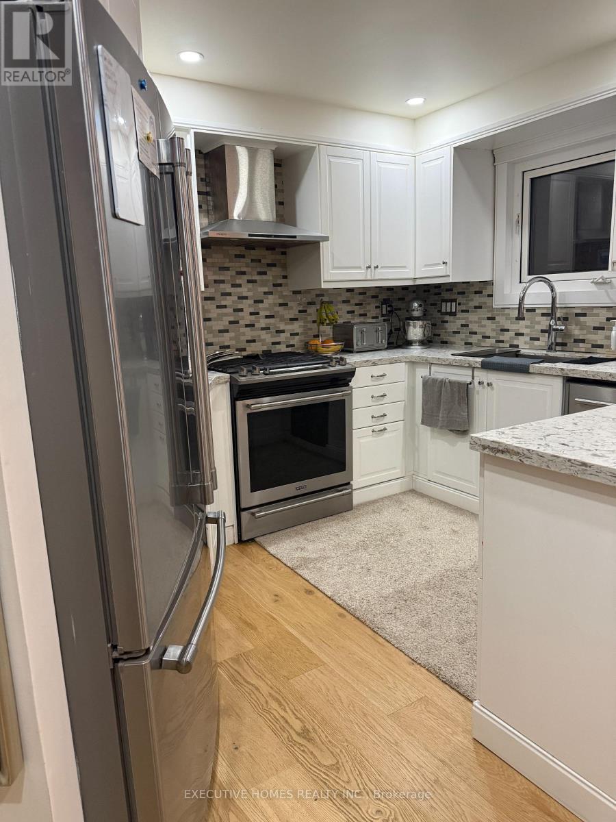 4388 Romfield Crescent, Mississauga, Ontario  L5M 4K9 - Photo 4 - W12858396