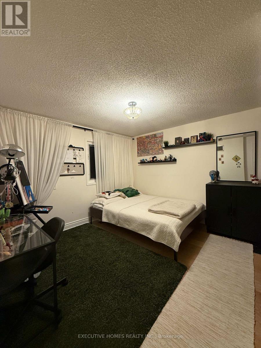 4388 Romfield Crescent, Mississauga, Ontario  L5M 4K9 - Photo 8 - W12858396