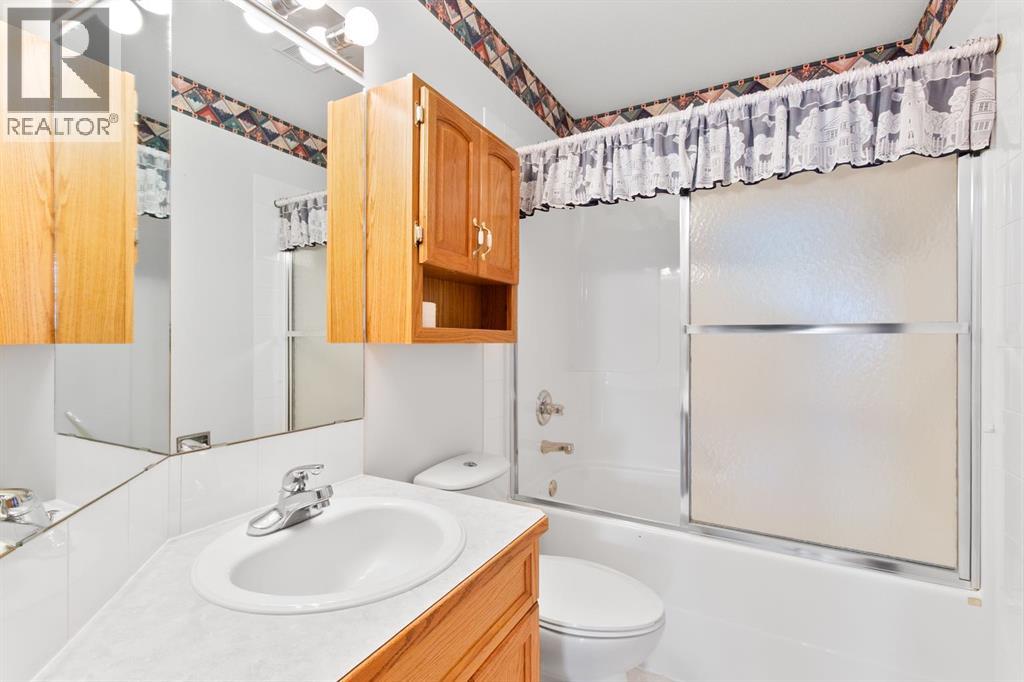 6228 Cypress Close, Olds, Alberta  T4H 1M7 - Photo 12 - A2289453