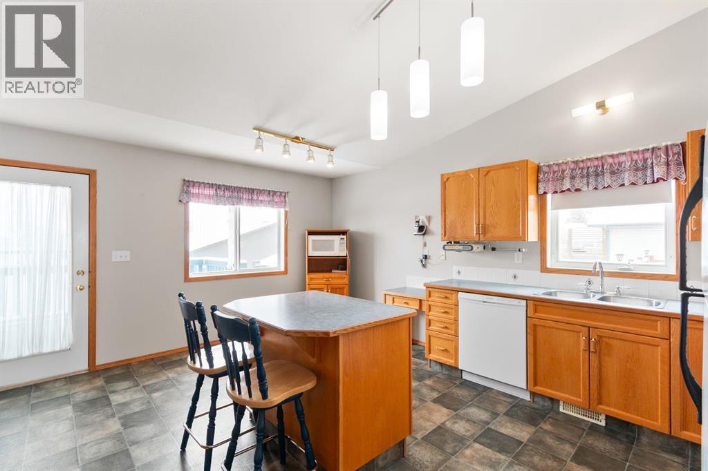 6228 Cypress Close, Olds, Alberta  T4H 1M7 - Photo 6 - A2289453