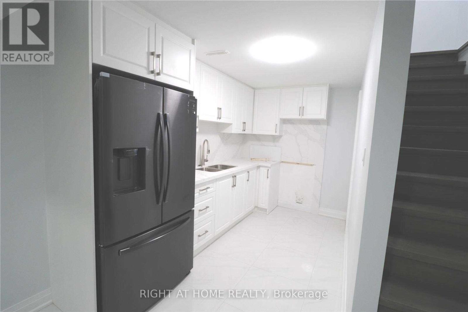 688 Village Parkway, Markham (Unionville), Ontario  L3R 2Y5 - Photo 2 - N12874018