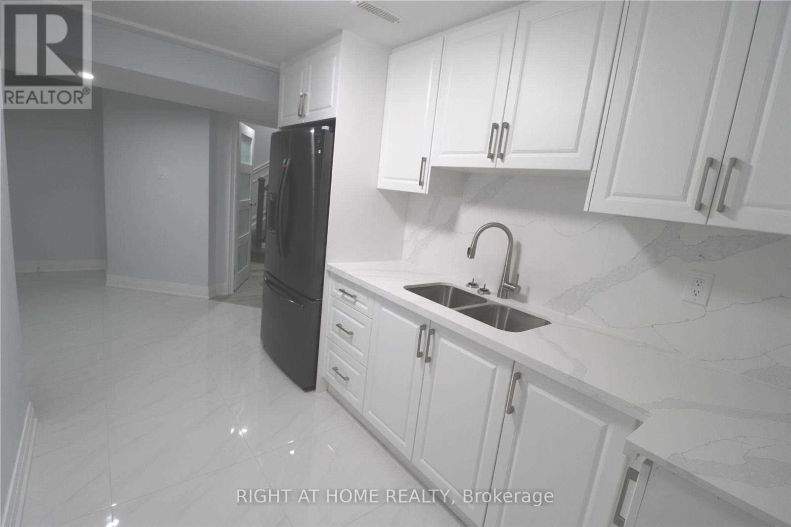 688 Village Parkway, Markham (Unionville), Ontario  L3R 2Y5 - Photo 3 - N12874018