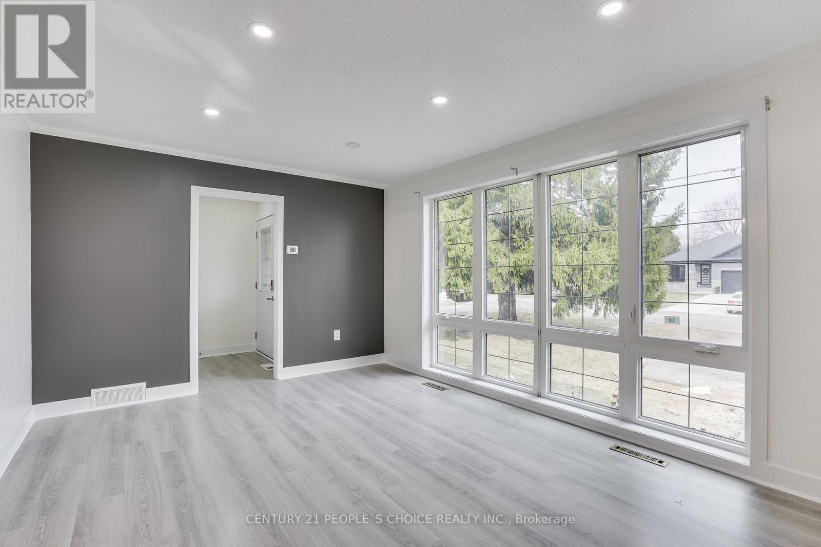 Photo 21 of 50 for 545 Creston Avenue