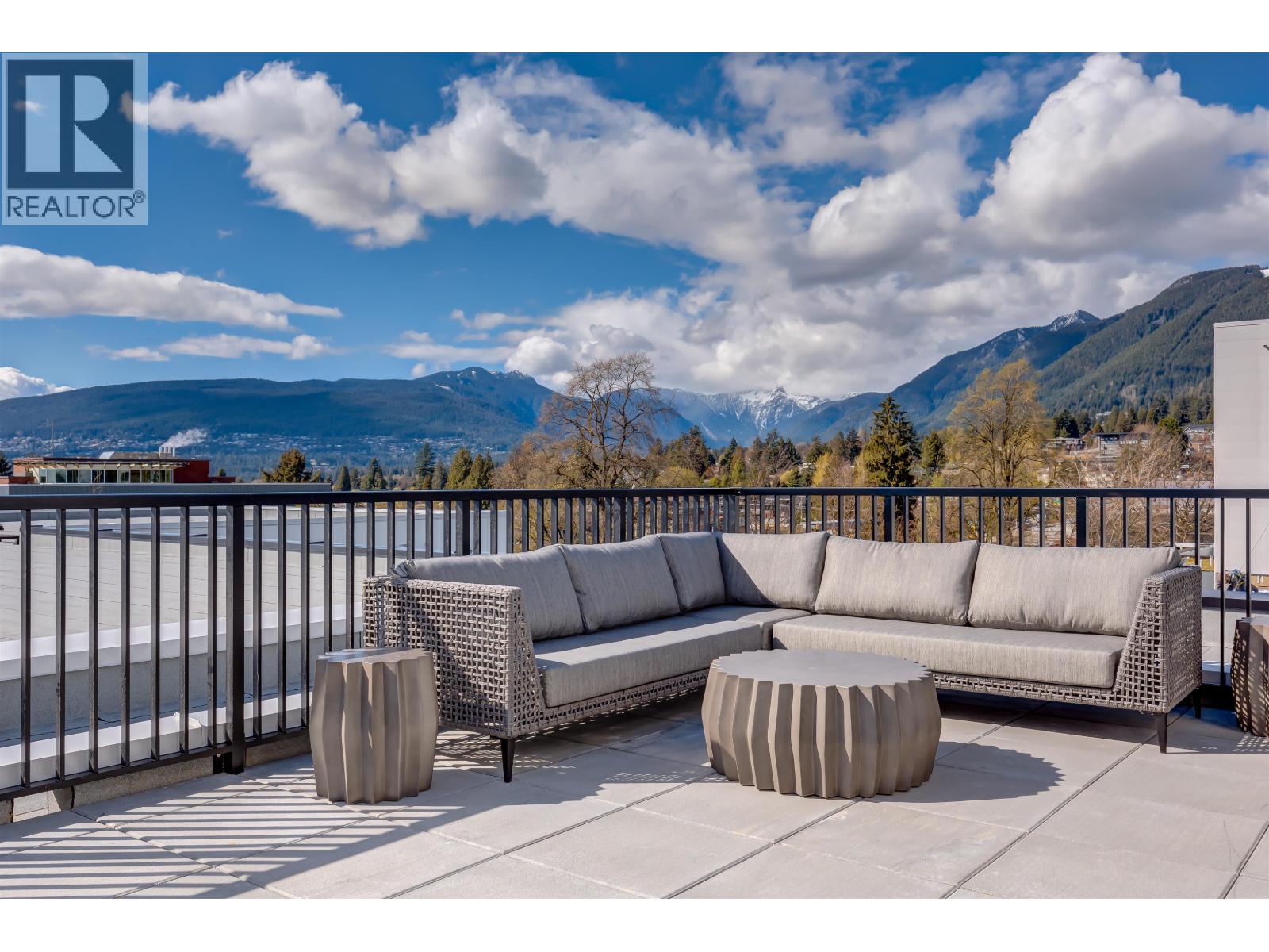 322 126 21ST ST E STREET, north vancouver, British Columbia