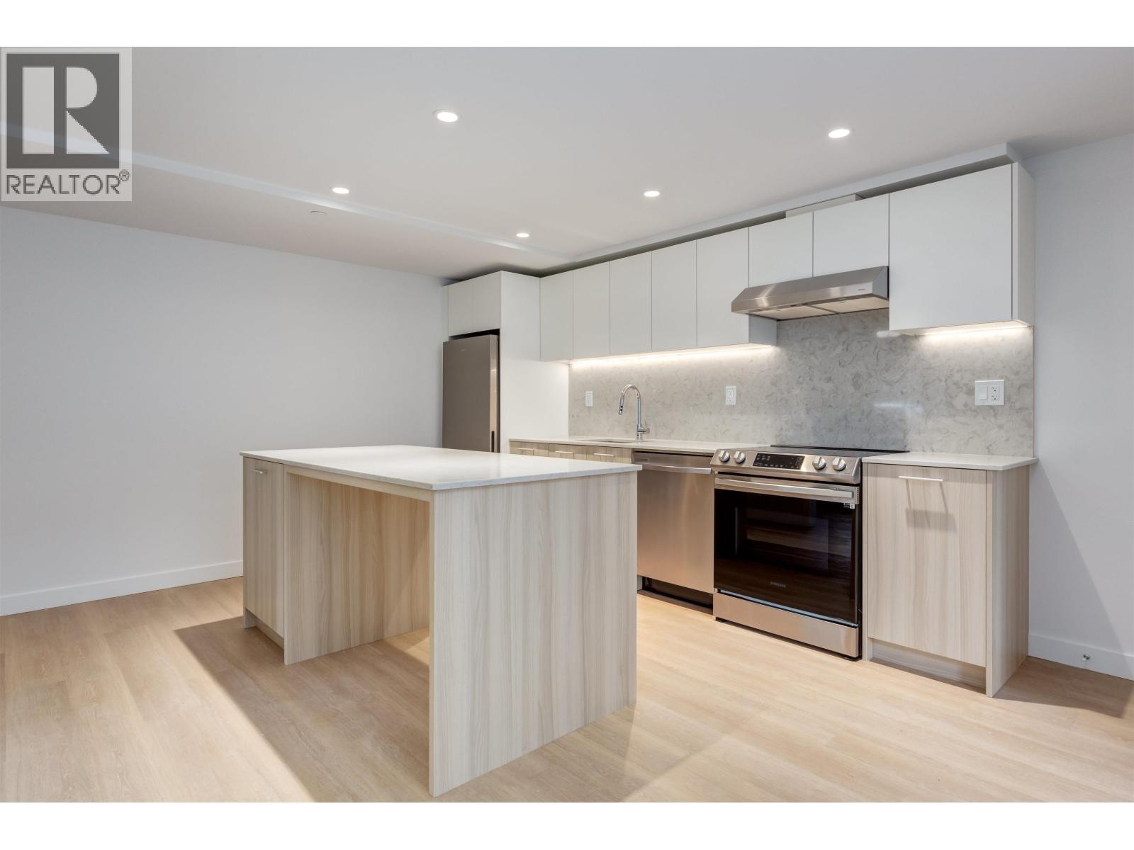 104 126 21ST ST E STREET, north vancouver, British Columbia