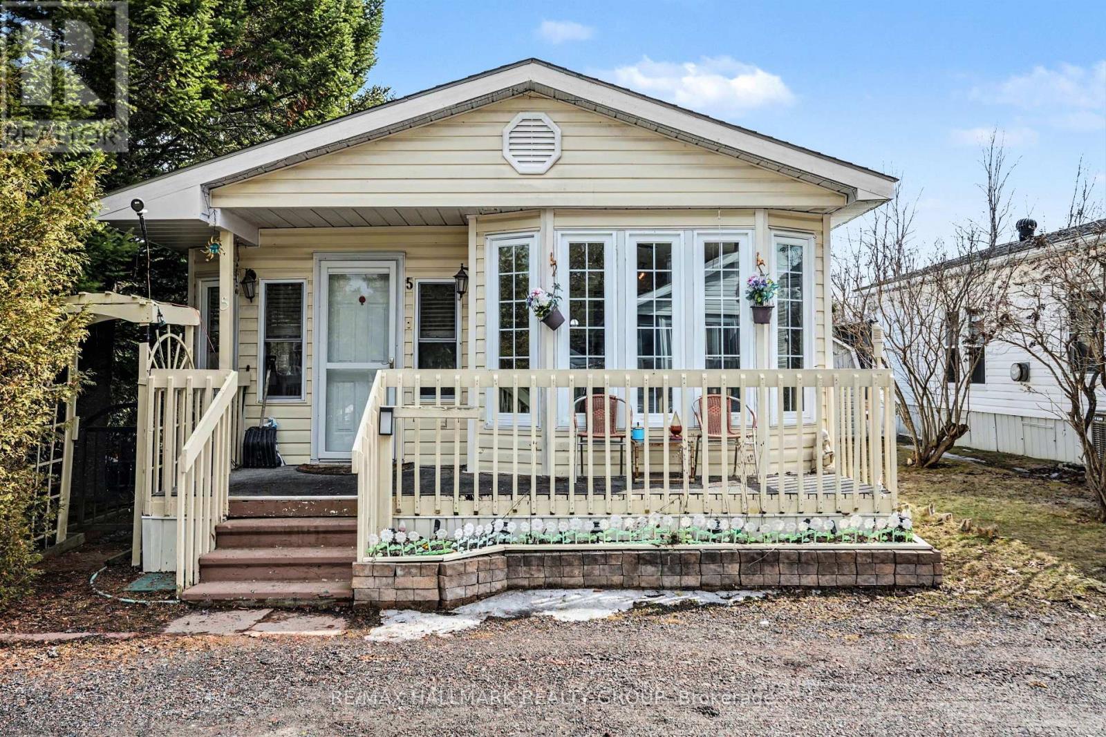 5 STRICKLAND PRIVATE, Ottawa, Ontario