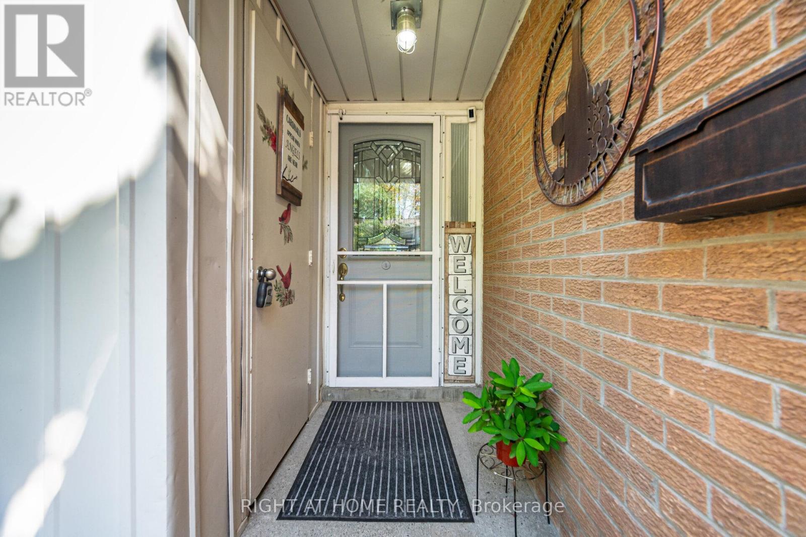 7 - 453 Woodview Road, Burlington, Ontario  L7N 2Z9 - Photo 4 - W12874060