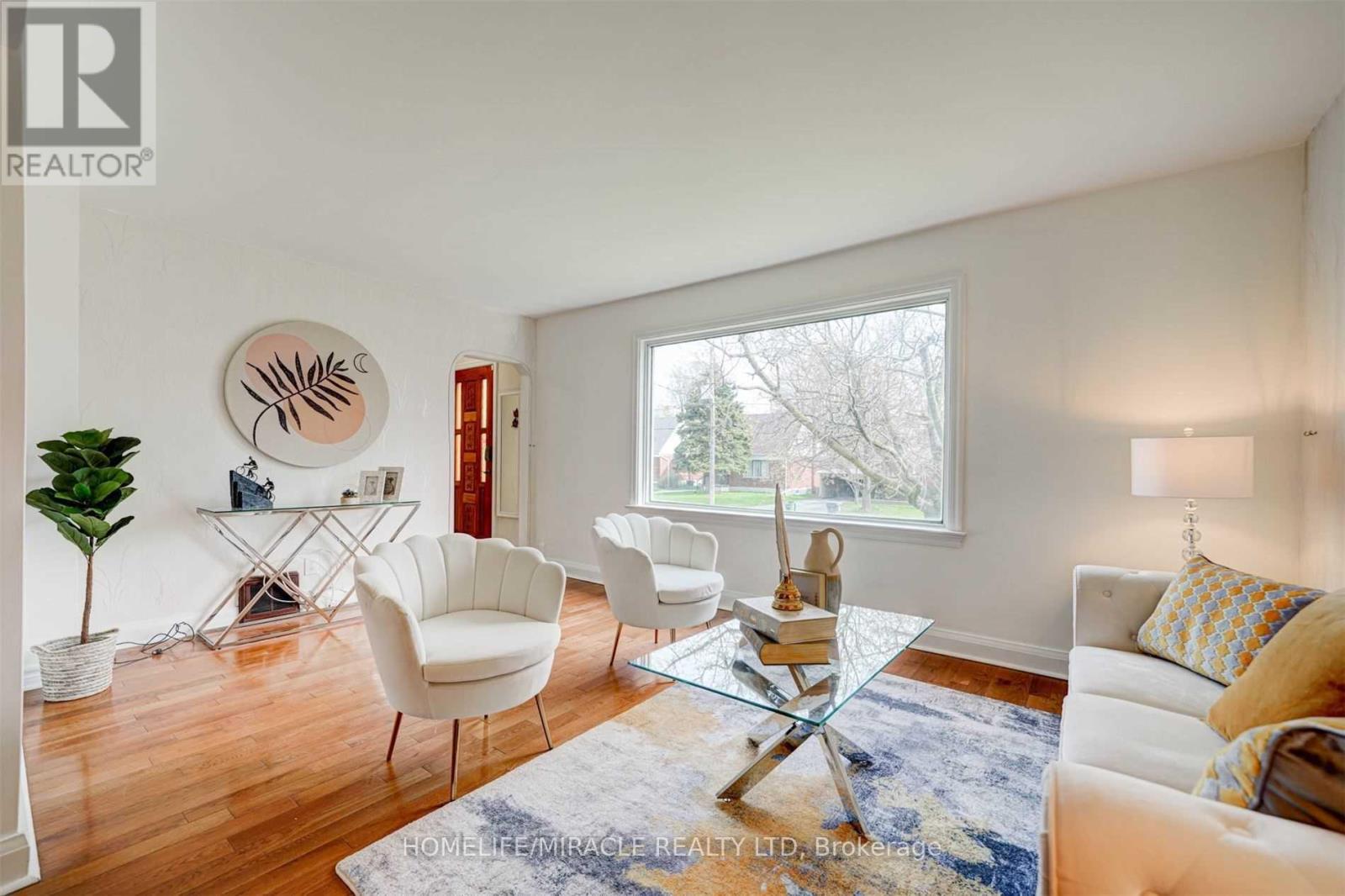 <div class="slider-price">$1,049,000</div><p>10 Sundridge Drive, Toronto, Ontario</p>