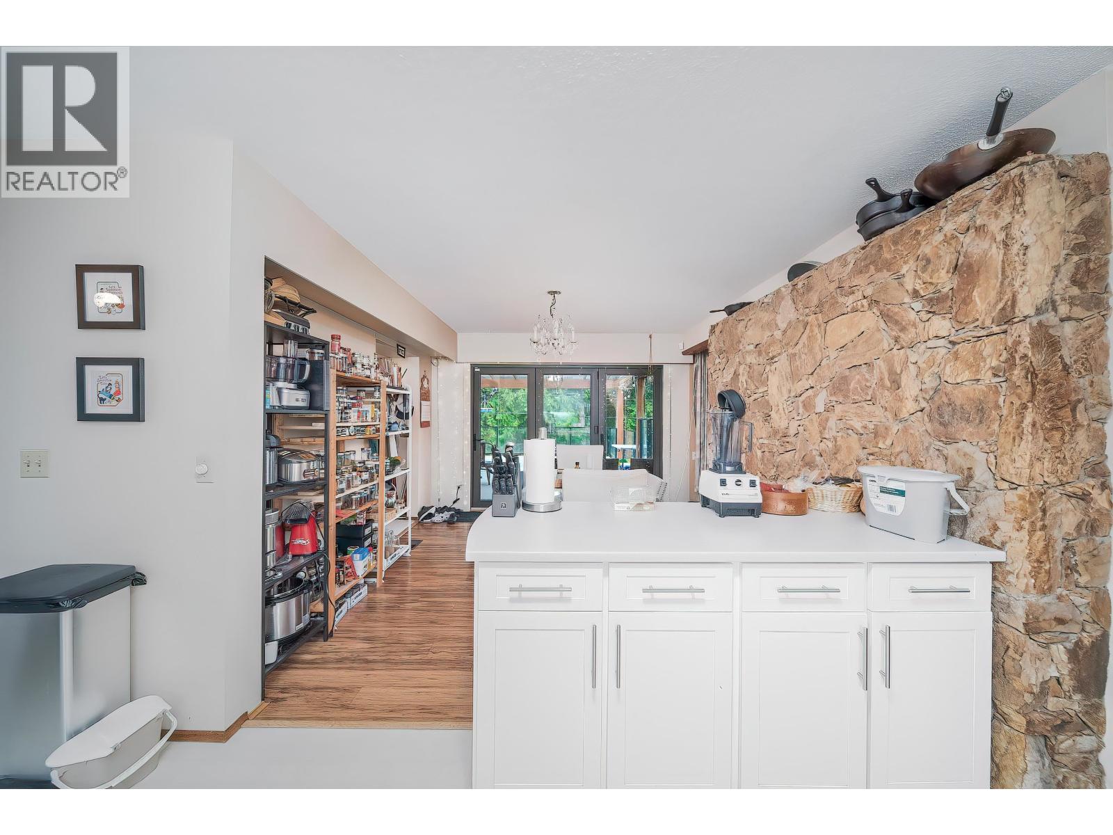 5734 Eglinton Street, Burnaby, British Columbia  V5G 2B6 - Photo 10 - R3097903