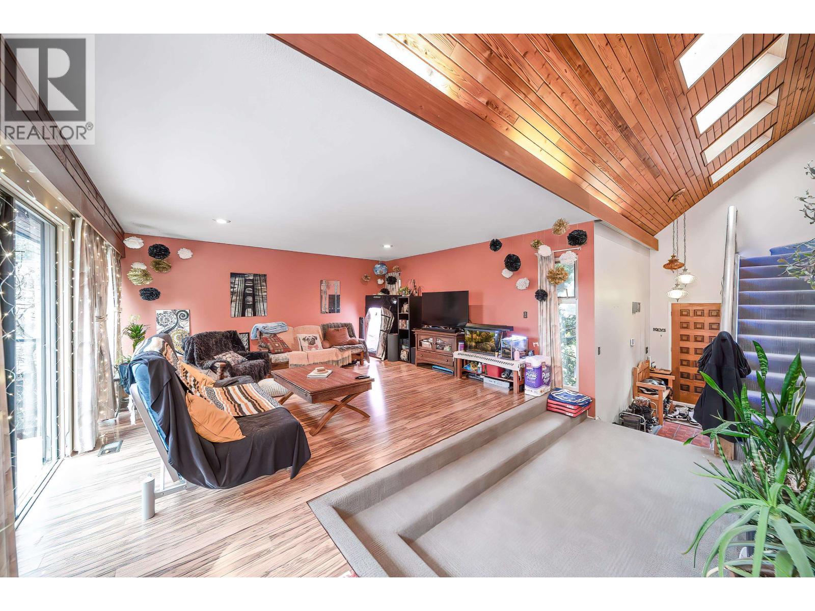 5734 Eglinton Street, Burnaby, British Columbia  V5G 2B6 - Photo 5 - R3097903