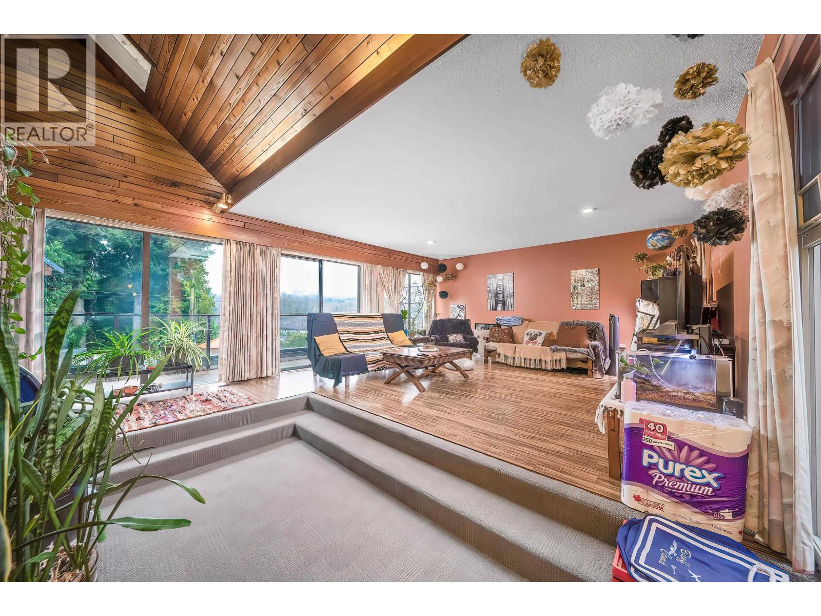 5734 Eglinton Street, Burnaby, British Columbia  V5G 2B6 - Photo 3 - R3097903