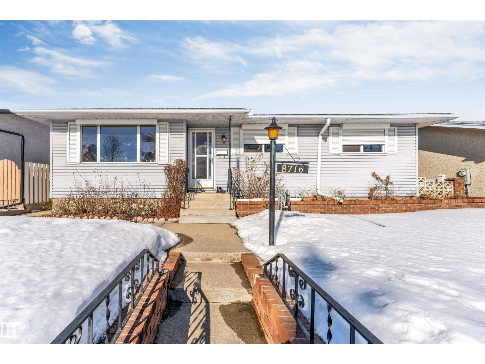 8716 137 AV NW, Edmonton, Alberta