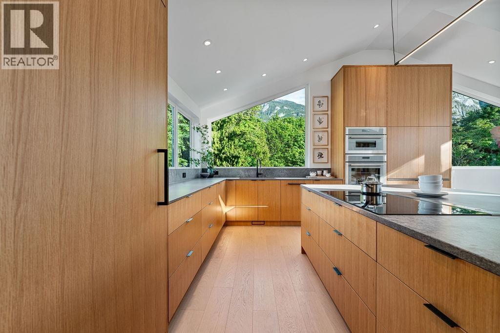 38243 Vista Crescent, Squamish, British Columbia  V8B 0B1 - Photo 9 - R3056277