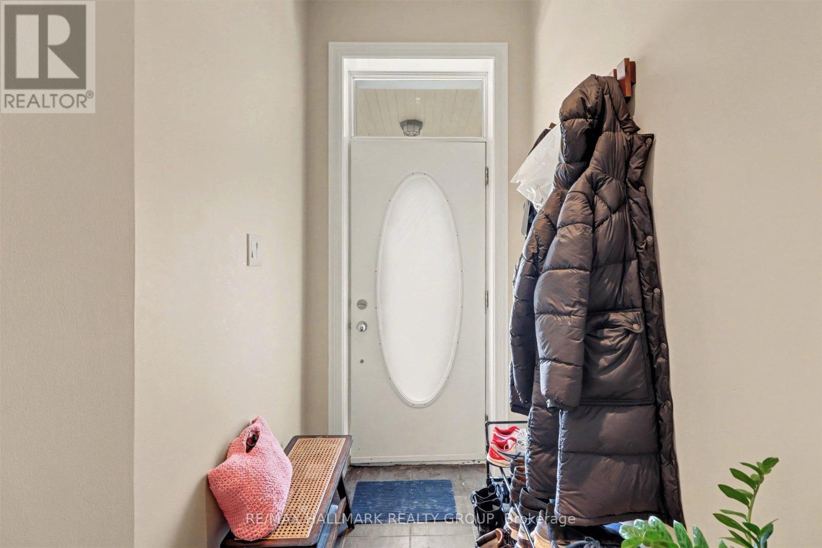 34 Lewis Street, Ottawa, Ontario  K2P 0S3 - Photo 3 - X12874324