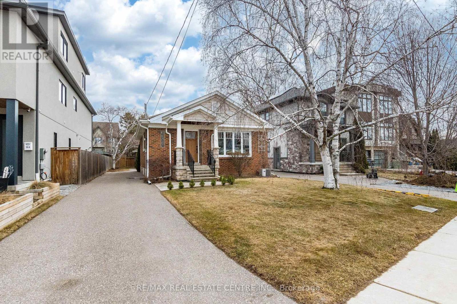 37 Maple Avenue N, Mississauga, Ontario  L5H 2S1 - Photo 3 - W12874264