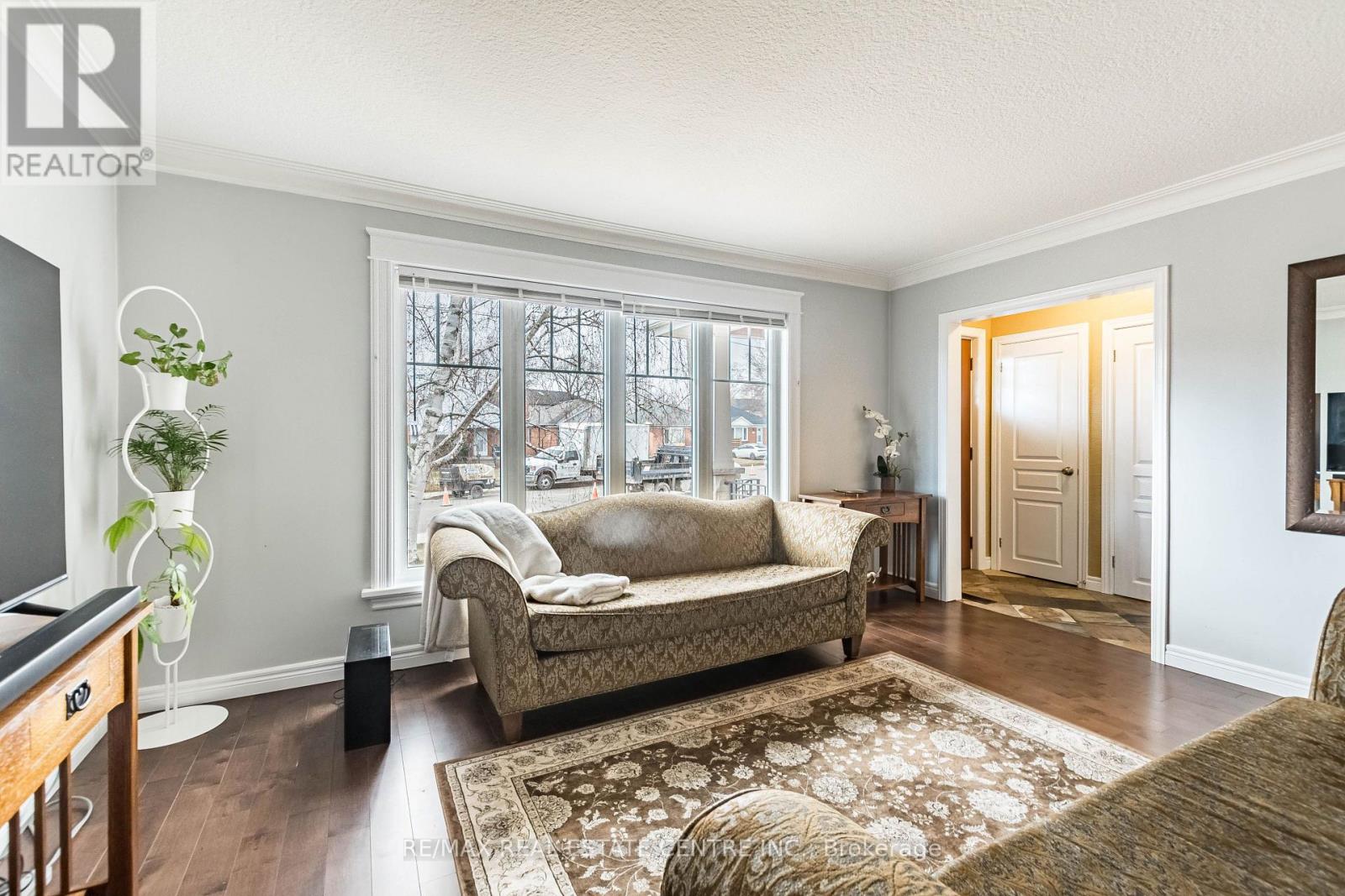 37 Maple Avenue N, Mississauga, Ontario  L5H 2S1 - Photo 4 - W12874264