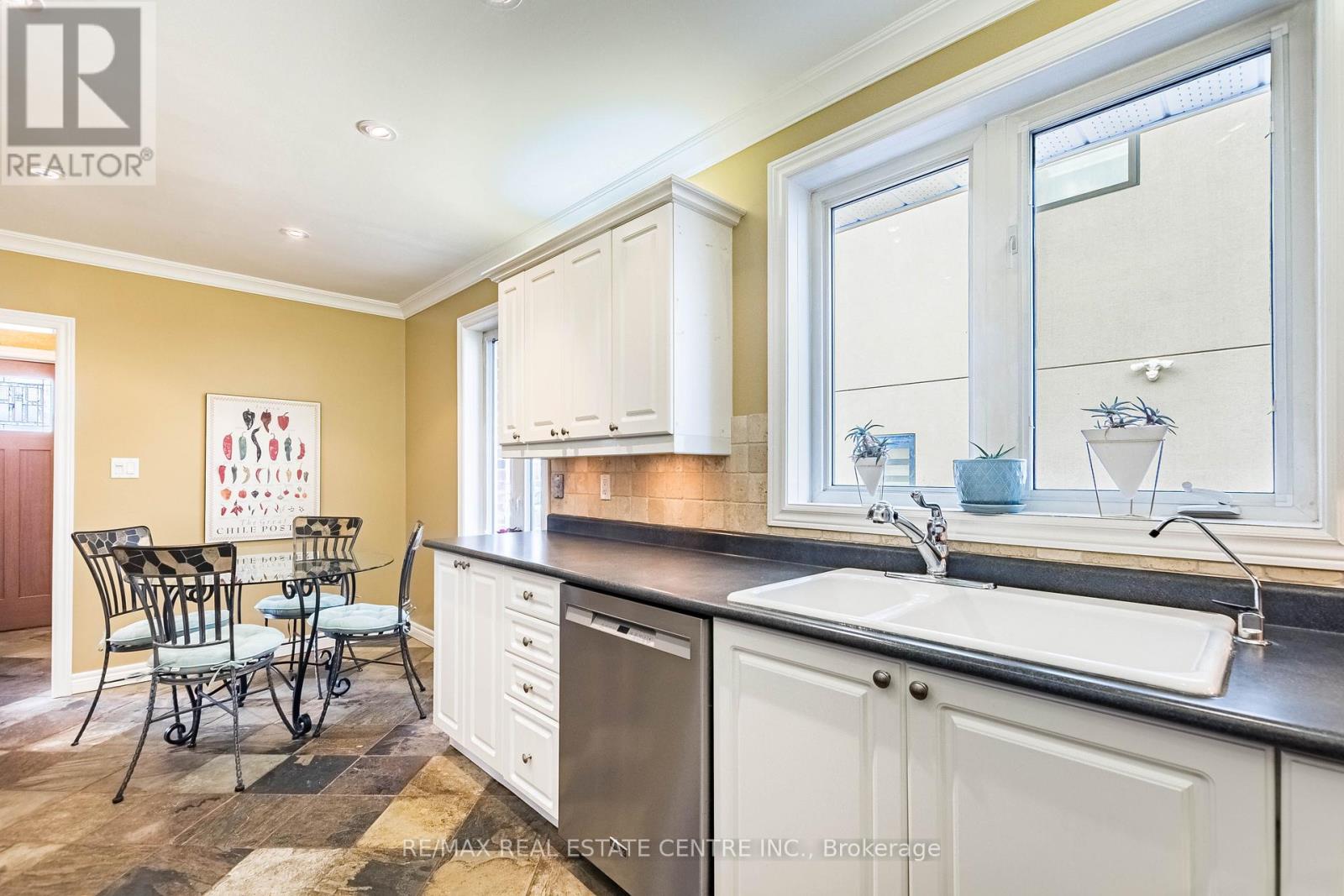 37 Maple Avenue N, Mississauga, Ontario  L5H 2S1 - Photo 8 - W12874264