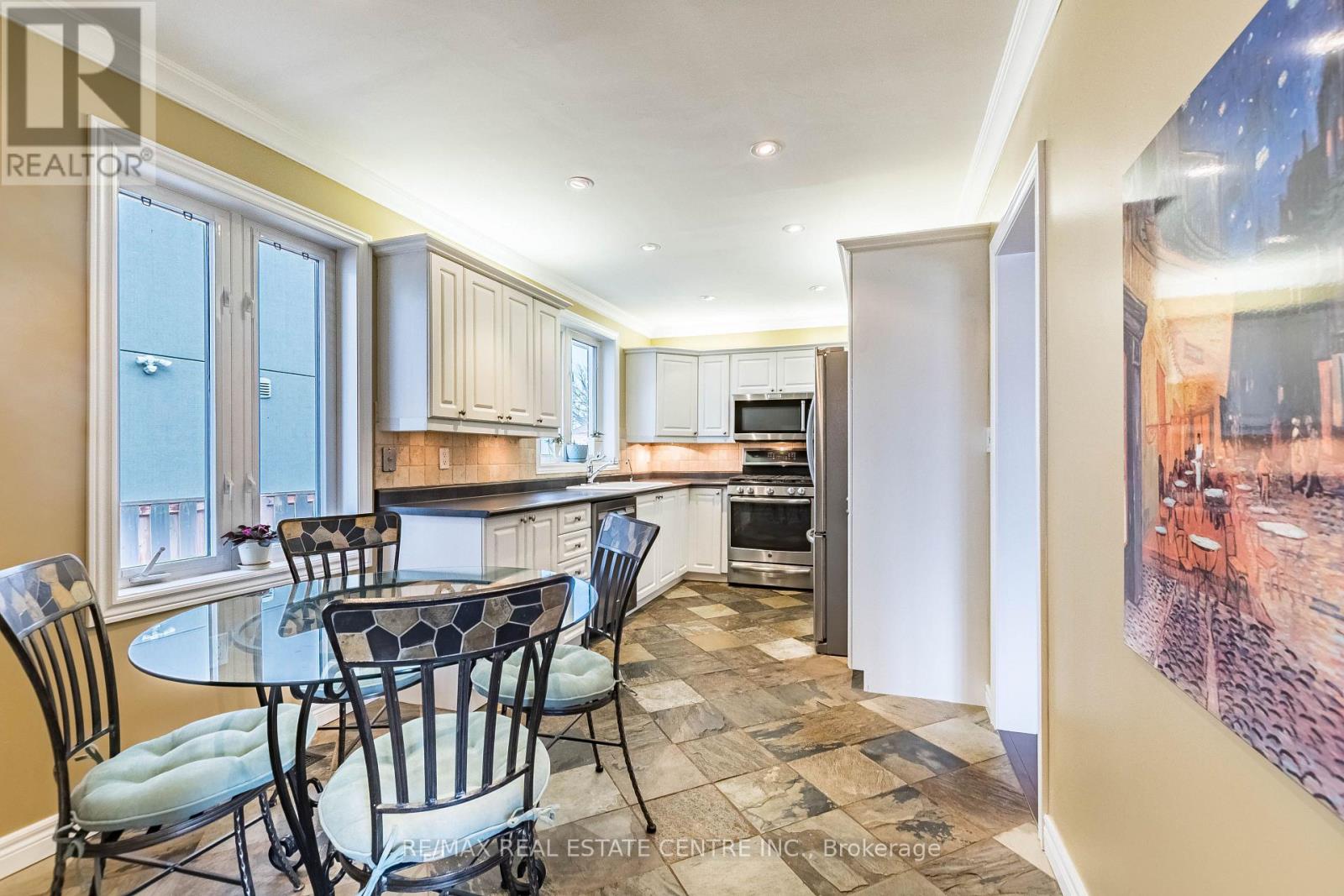 37 Maple Avenue N, Mississauga, Ontario  L5H 2S1 - Photo 9 - W12874264