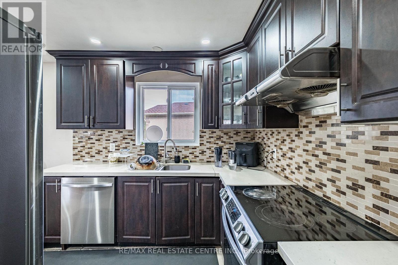 18 Northwood Drive, Brampton, Ontario  L6X 2L2 - Photo 13 - W12874268