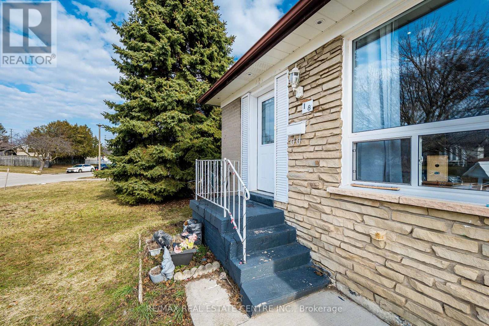 18 Northwood Drive, Brampton, Ontario  L6X 2L2 - Photo 3 - W12874268