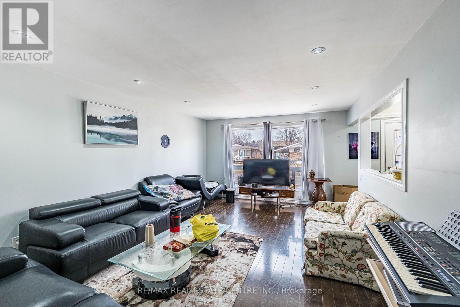 18 Northwood Drive, Brampton, Ontario  L6X 2L2 - Photo 6 - W12874268