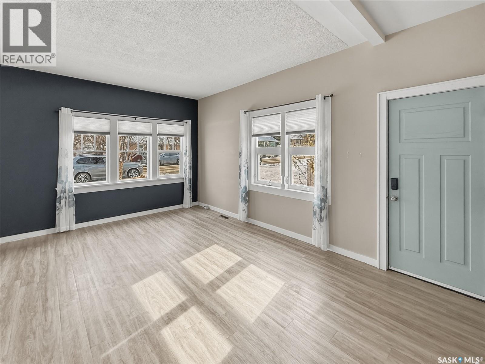 240 4th Avenue Ne, Swift Current, Saskatchewan  S9H 2J5 - Photo 2 - SK030159