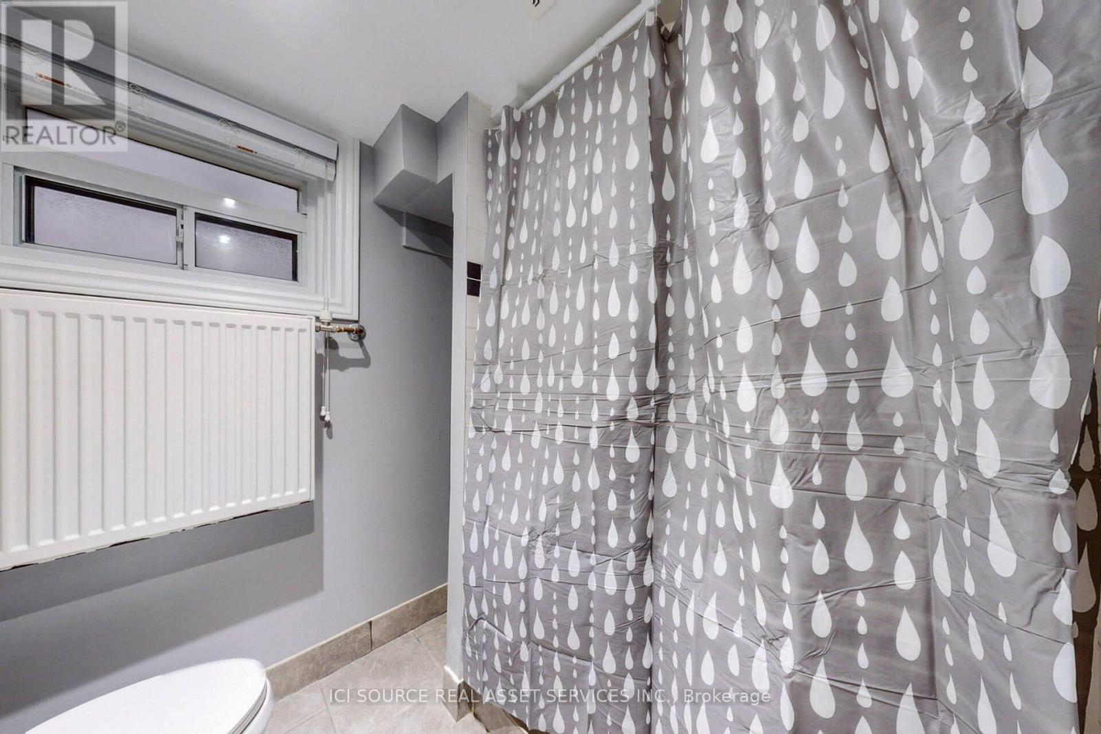 Lower - 8 Davies Crescent, Toronto, Ontario  M4J 2X5 - Photo 7 - E12874382