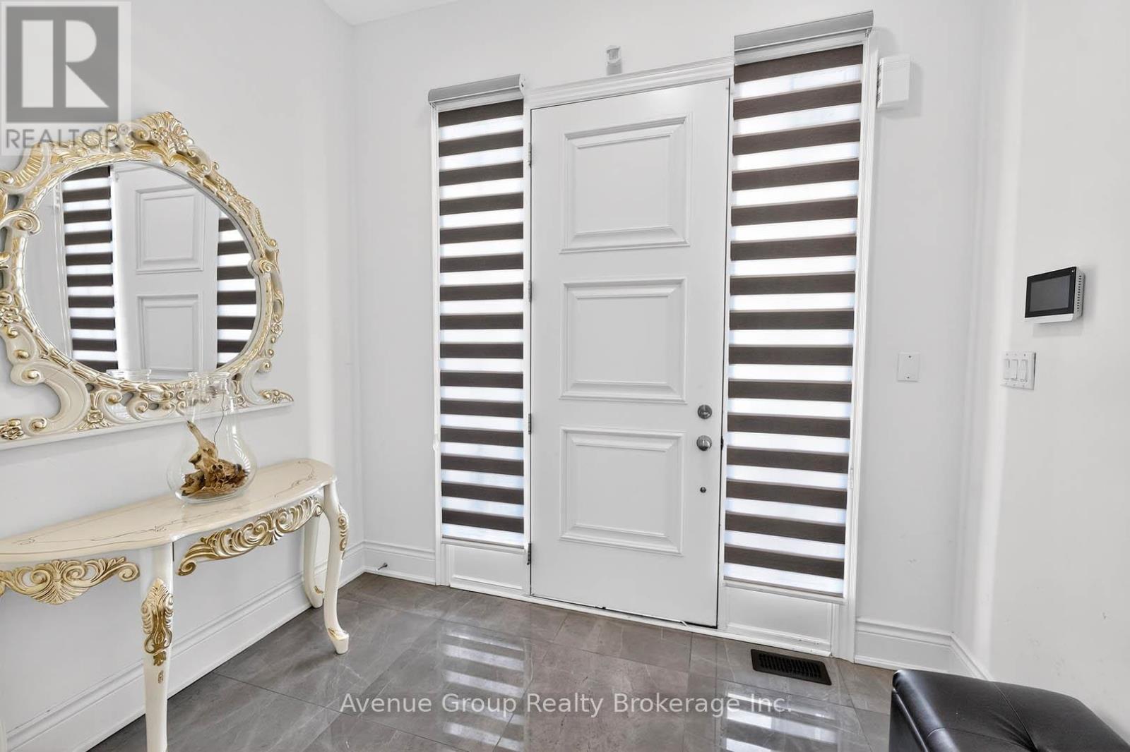 200 Farrell Road, Vaughan, Ontario  L6A 4W6 - Photo 2 - N12874380