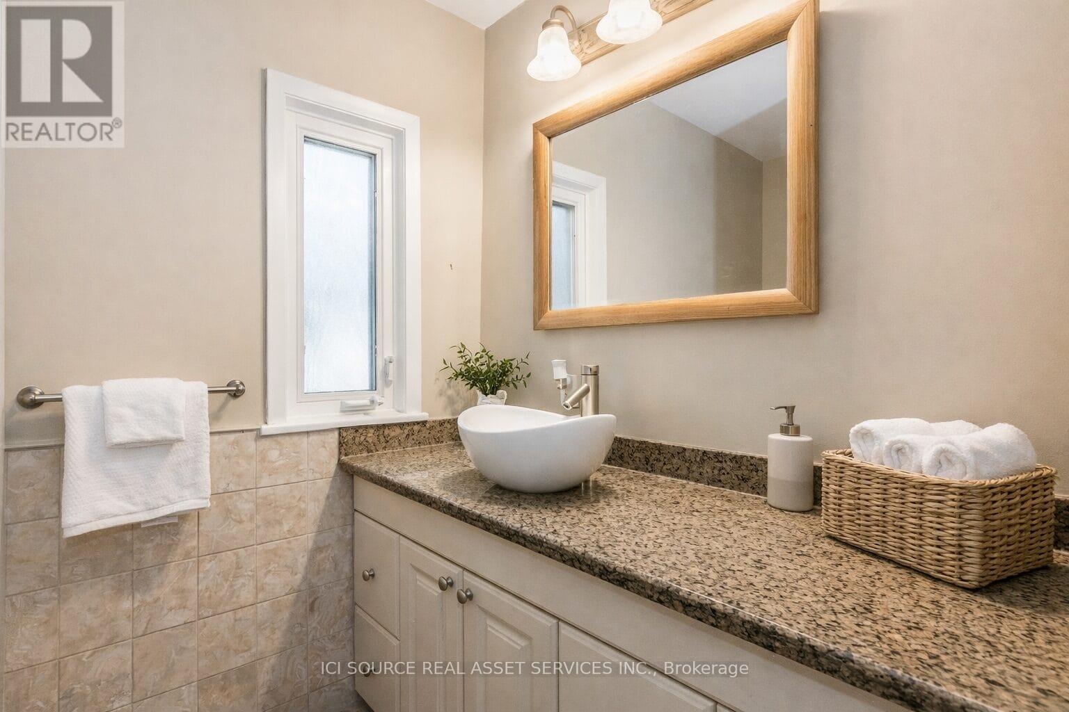 Upper - 192 Edwin Street, Kitchener, Ontario  N2H 4P2 - Photo 6 - X12874372