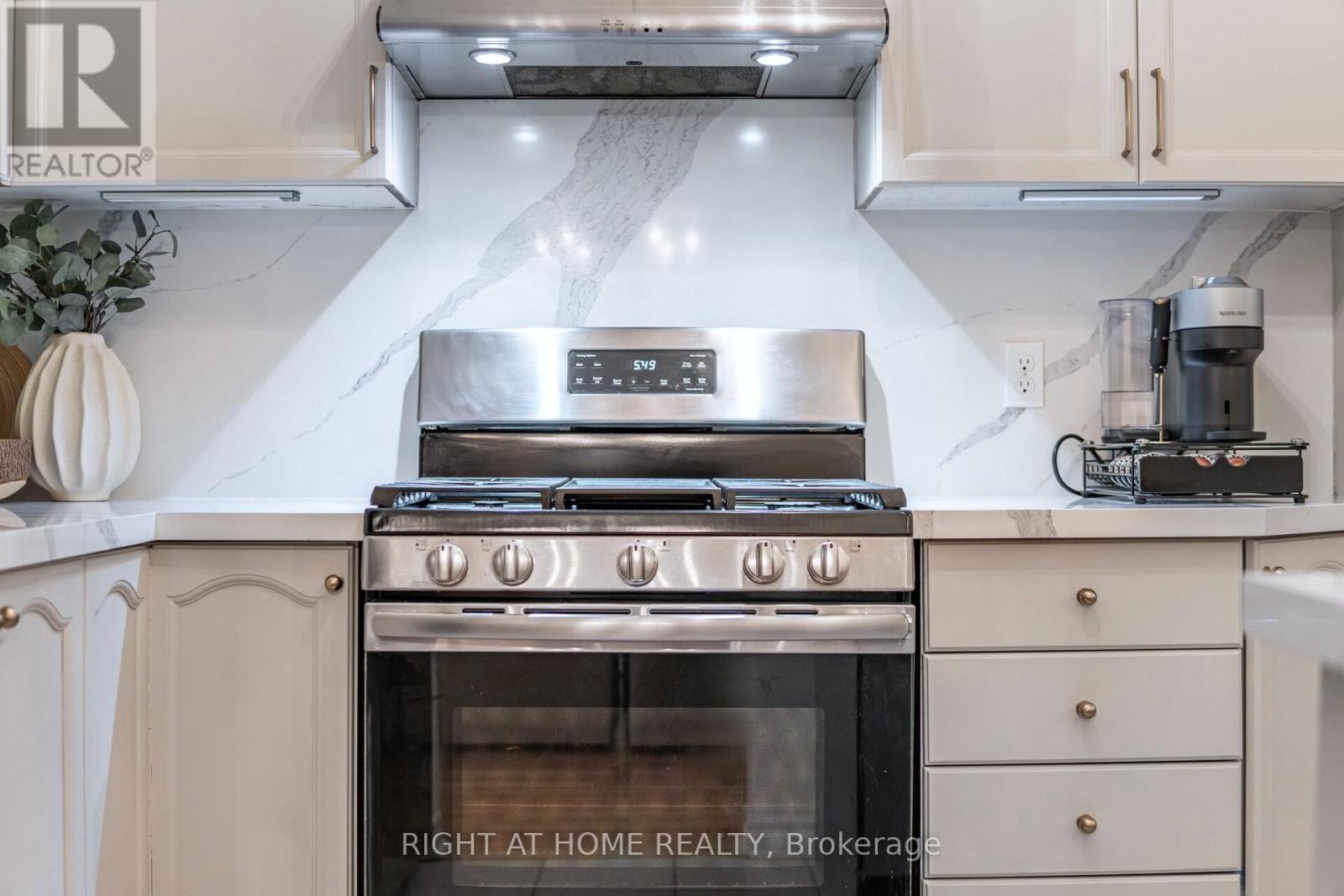 1353 Stephenson Drive, Burlington, Ontario  L7S 2M4 - Photo 13 - W12844598