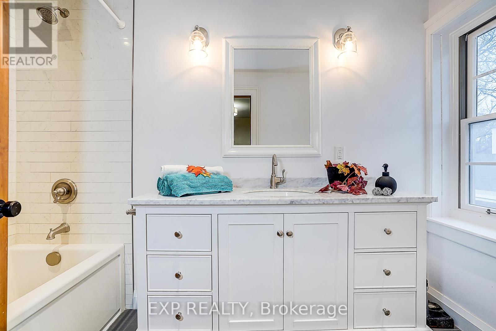 83 Spruce Street, Aurora (Aurora Village), Ontario  L4G 1S2 - Photo 18 - N12874388